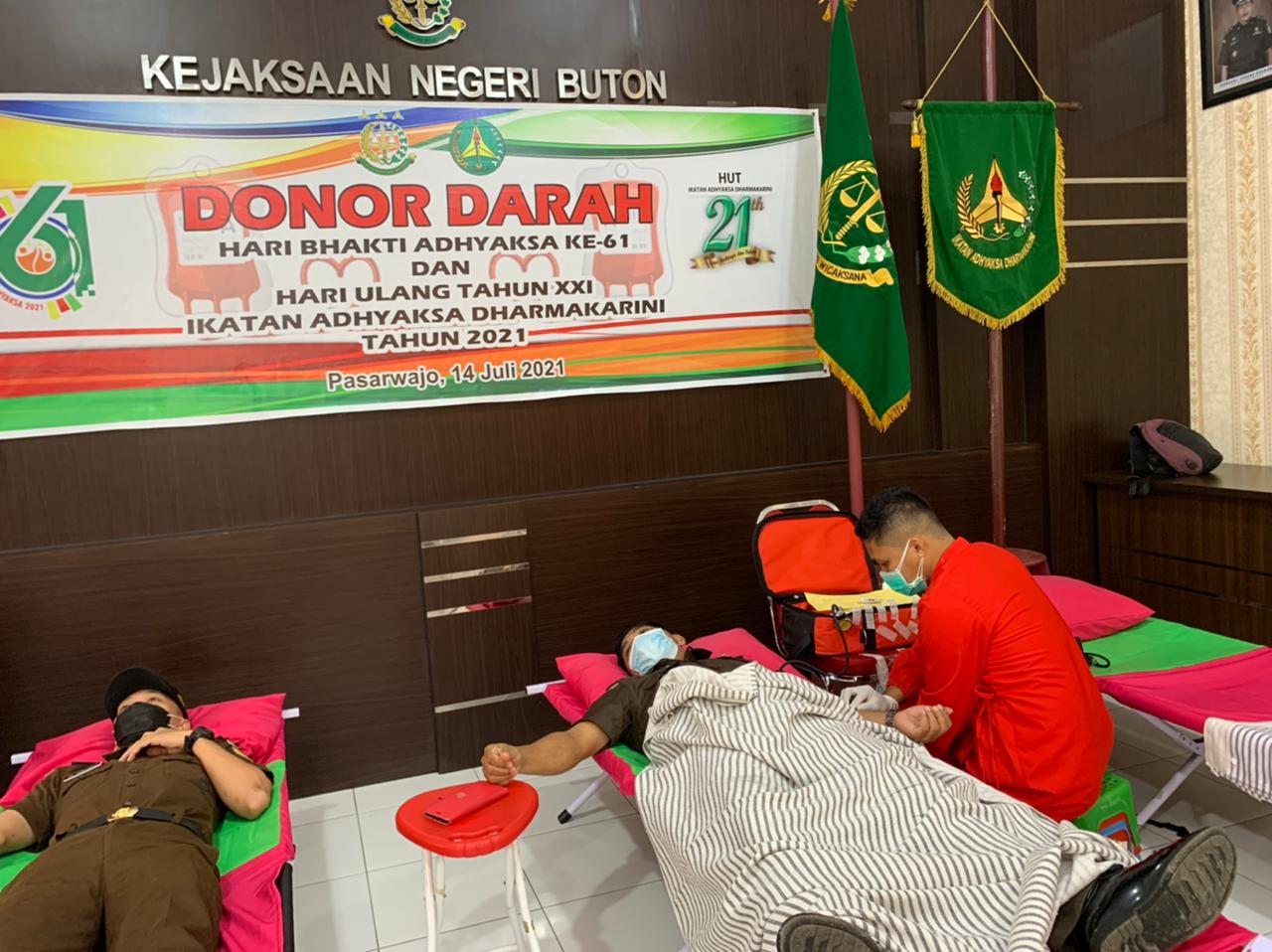 Sambut Hari Bhakti Adhyaksa ke-61, Kejaksaan Negeri Buton Menggelar Donor Darah dan Pemberian Sembako Bagi Masyarakat.